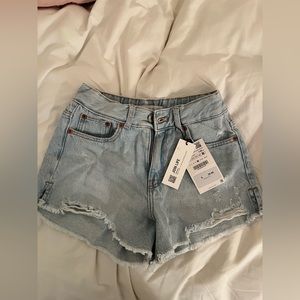 Size 10 girls Zara Jean shorts, lighter wash.